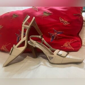 Unisa Slingback Pumps